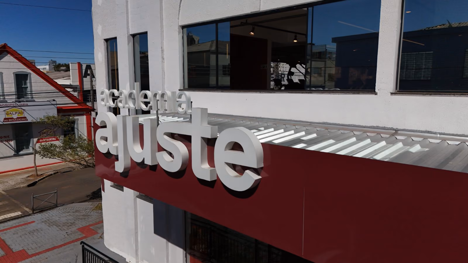 Fachada da Academia Ajuste com o letreiro academia ajuste